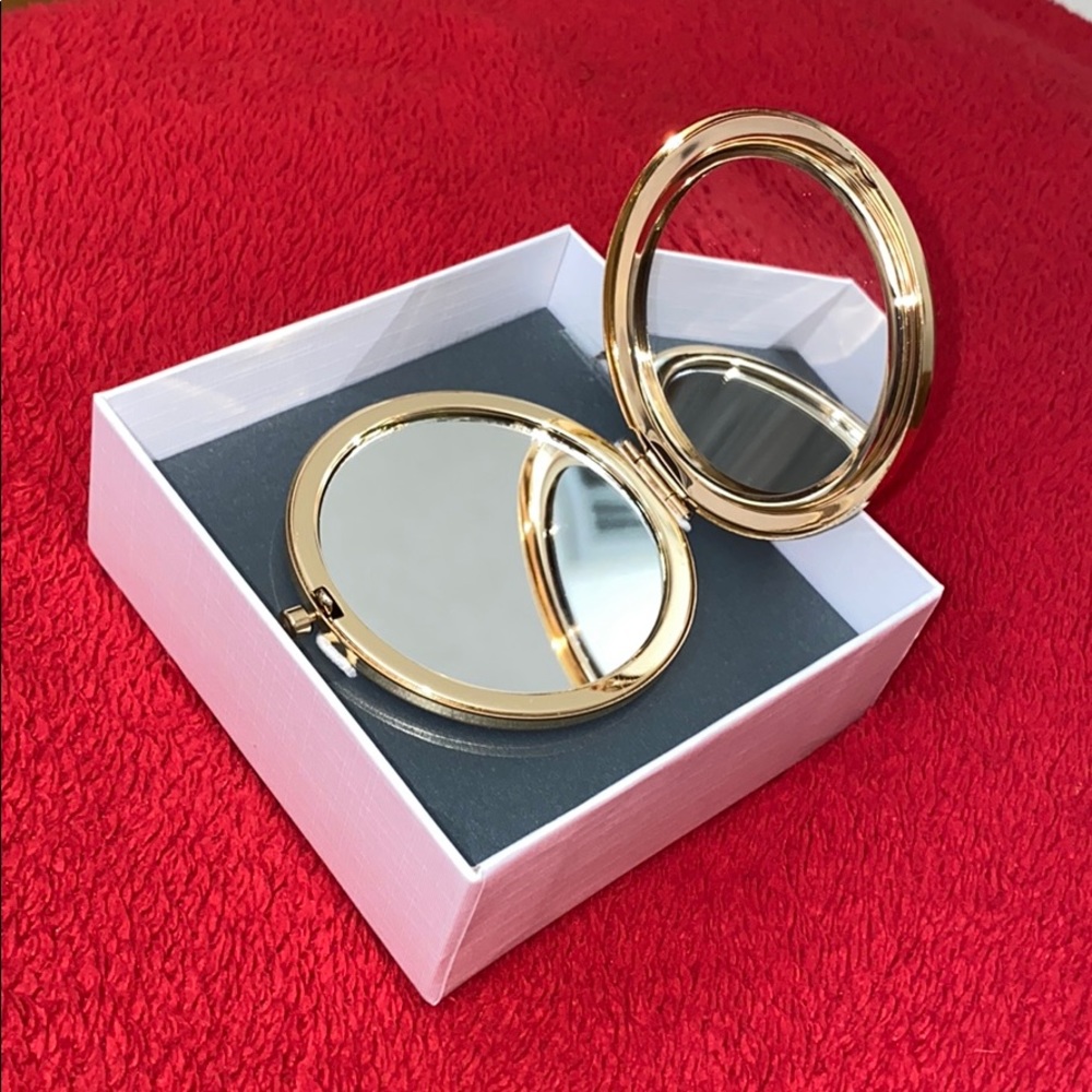 Pretty Compact Mirror - Picture 2 of 2